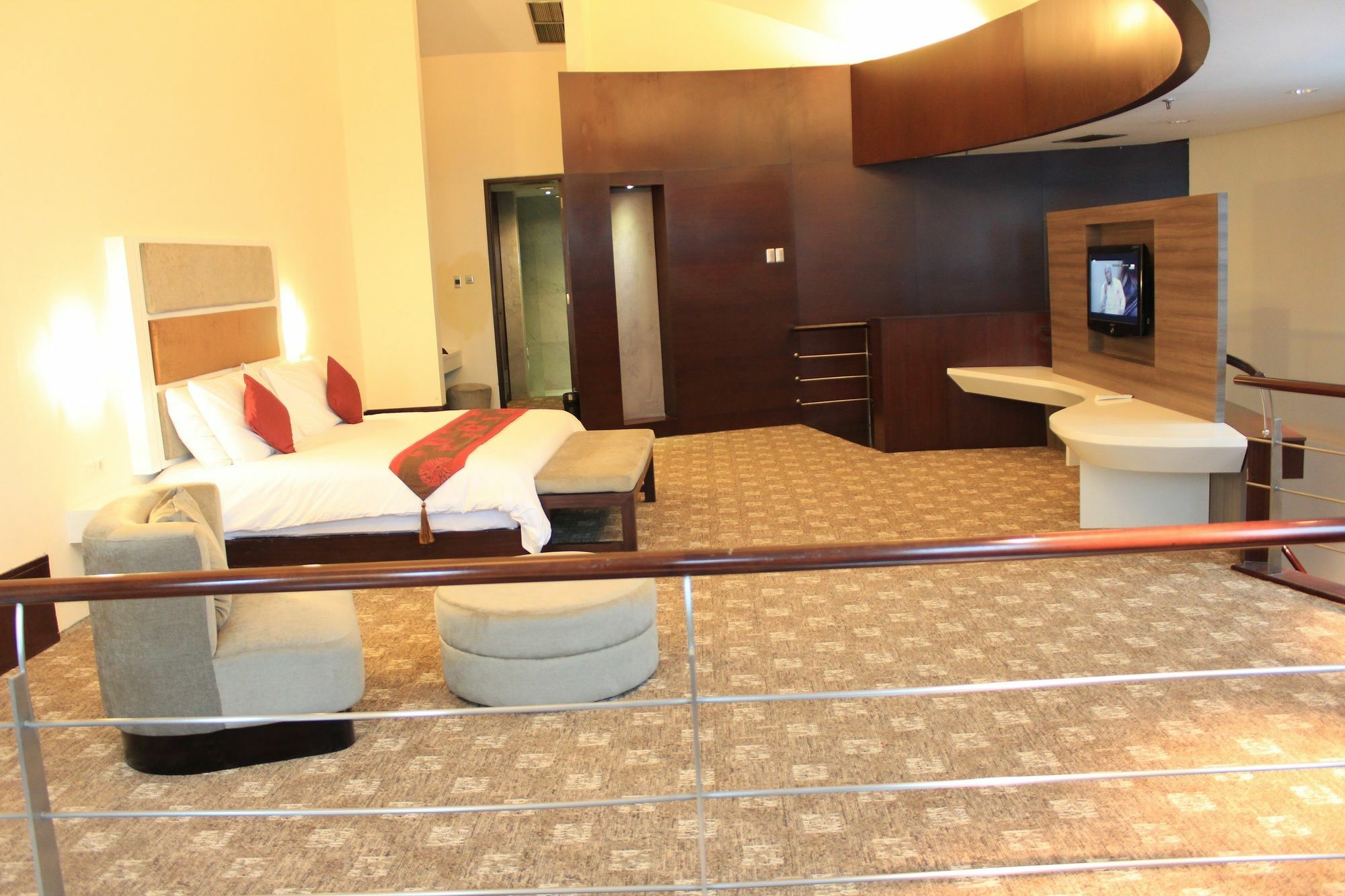 Отель President Executive Club Чикаранг Экстерьер фото